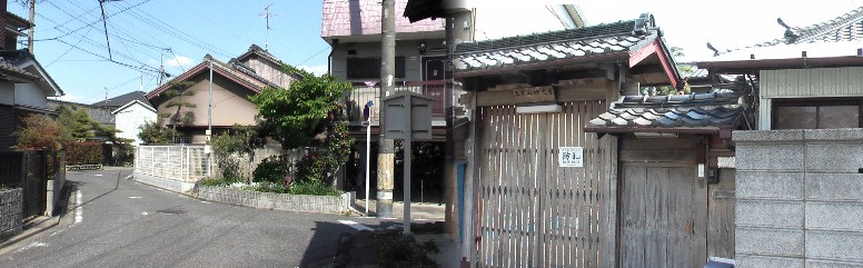 左：観音堂横の百曲街道。右：妙光寺。日蓮宗。嘉永2年(1849)10月、現在の中川区東起町の 「宝塔様」と呼ぶところに東起庵を創建したのが当寺の始まりで、現在地に移し妙見堂と改め た。さらに、昭和16年3月現寺号に改めた。港区役所説明引用。