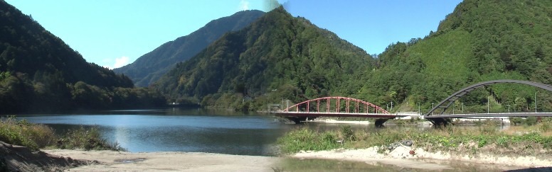 阿寺渓谷橋付近の景観２。右写真の奥に阿寺渓谷が展開します。左は木曾川本流。 阿寺渓谷 阿寺渓谷橋撮影場所リンク： おおくわナビ