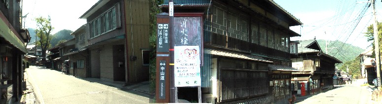 寄り道の寝覚の床から中山道に戻り突き当たりの中山道・道標から北西（右）及び南東（左）を撮る。 右写真左側の建物,右は「たせや」、（手前）は「越前屋」、 立場茶屋跡で寛永元年創業の由緒ある そば屋です。古くは松尾芭蕉、喜多川歌麿なども来店した