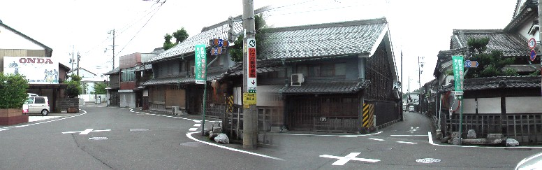 典型的な升形道路で往時の風景が偲ばれる四辻の街道風景。