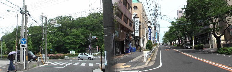写真右は明が丘通りで藤が丘駅に通じている。左は明徳公園を北側から写す、明徳公園北交差点。
