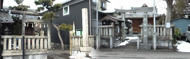 旧塩田橋を挟んで建つ秋葉神社。左が橋の東。この付近で賑わった商家は今は一部取り壊され寂しい限りです。
