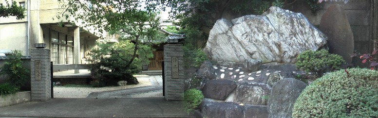 阿弥陀寺（浄土宗鎮西派）。本尊/木像阿弥陀如来坐像、1608年創建で、開基は心蓮社本誉上人張南角公。 大須界隈の神社仏閣の境内に出ていたさまざまな興業についての記録、小寺玉晃著『見世物雑志』をもとに 、江戸時代に落語や講談が盛んに行われたこ