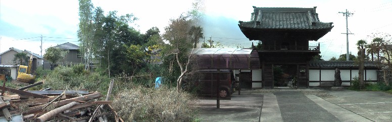 上記碑文の加藤高明生誕地跡の阿弥陀寺南の竹やぶを訪ねましたが宅地開発中で自筆の 記念碑が上記（写真左）に移転しています。