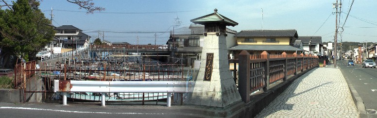 浜名橋（前方小さく見える。小さい６個の白い点がモニュメント）が架かる 入り江と浜名橋から西方の関所跡方面を見る。