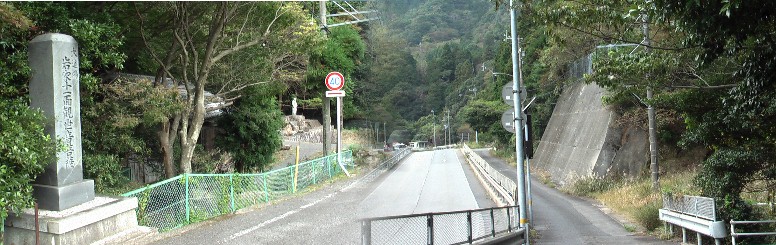 岩屋観音堂と片山神社の中間あたりにあるとされる荒井谷一里塚跡（右写真）は見当たりませんでした。