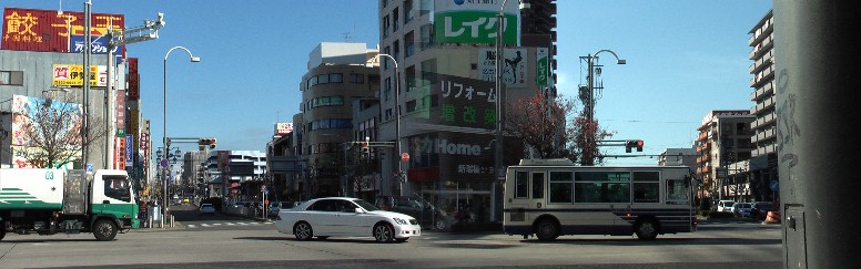 名城環状線、左は駅前通りから東、瑞穂運動場東～八事方面。右は駅前通りから西、妙音通～ 伝馬町方面を撮る。