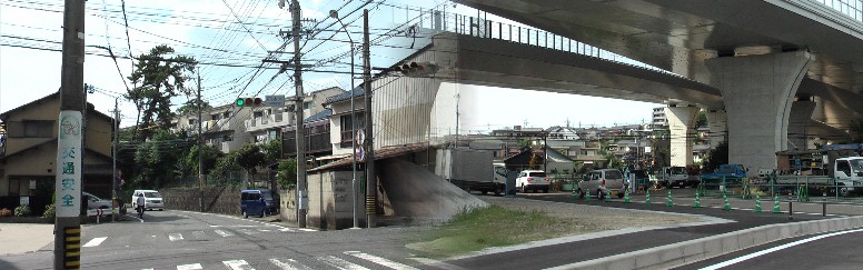 右：有松一里塚を復元する予定地と京方へ少し歩いた付近(四本木交差点)の旧東海道 以前は手越川（写真右の左奥）に架かる鎌研橋に一里塚があったと言われる。
