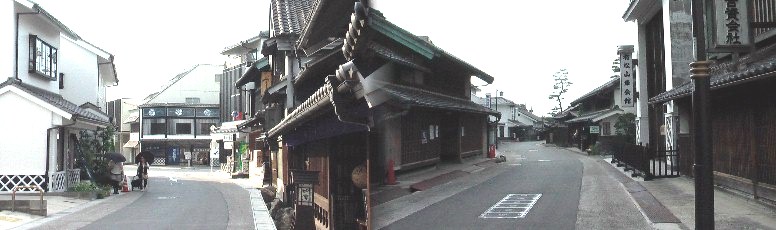 写真右、広重画検証：よく似た有松の町並み。慶長13年(1608年)に鳴海・池鯉鮒 (知立)両宿の間宿として創設されました。