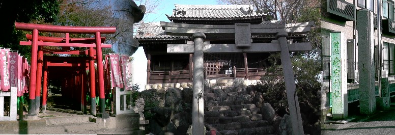 愛宕神社（右）。左は境内の愛宕稲荷大明神。