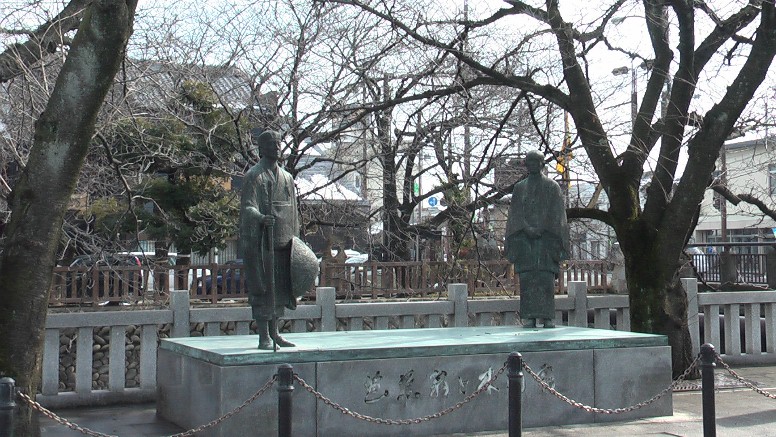 蕉風発祥の地、テレビ塔すぐ北にあります。（久屋大通駅と重複） 「奥の細道むすびの地」にある芭蕉と木因の銅像。伊勢へ旅立つ芭蕉とそれを見送る木因 （右写真）の像です。 川を下り伊勢神宮へ向かう途中、大智院で下船、信宿しました。 関連：長島・大