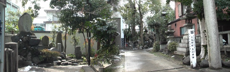 左は正覚寺境内の芭蕉・谷木因の句碑・句塚など、谷木因の墓もあります。右は愛宕神社(船町)、 大垣駅東,錦町にも同名の神社があります。