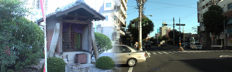 植田八幡社前にある馬頭観音堂。右は現在の飯田街道の植田交差点から東方を見る。