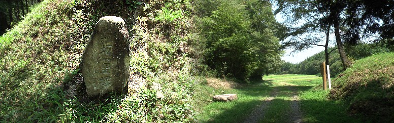 紅坂一里塚道標と街道（槙ケ根一里塚方面を撮る）。
