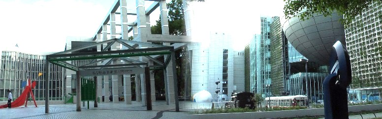 名古屋市美術館前から美術館入り口(左)と科学館全景(南側)を撮る。