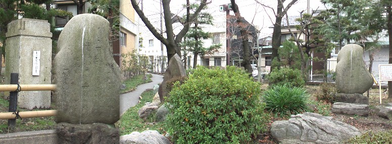 左端は「しらとりばし」と刻まれた近くの旧白鳥橋の親柱でしょうか。中は牧水の歌碑。 右は「文学の小径」のあるポケットパーク。 若山牧水歌碑