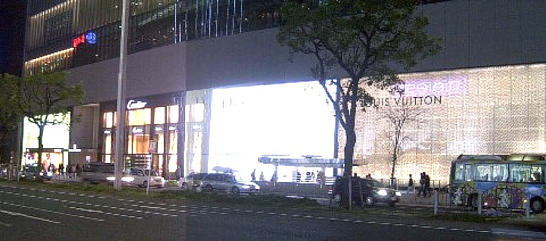 外国ブランド店が並ぶ名古屋駅前（ミッドランド スクエア商業棟）・写真は合成してあります。