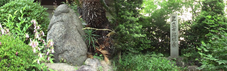 左は本堂前にある芭蕉の春風塚。右は境内にある年魚市潟(あゆちがた)勝景碑。