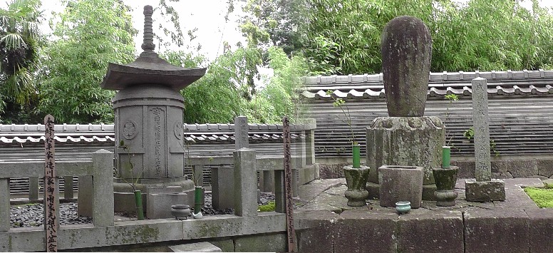 左:家康公墓碑。右:広忠公墓碑。