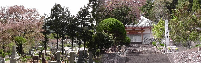 写真左は長篠城を眼下に見下ろす大通寺。右は大通寺本堂。