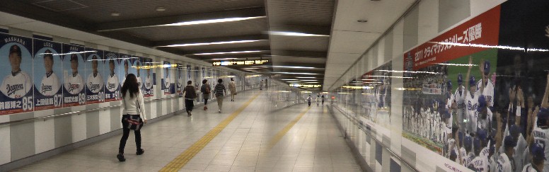 駅改札からドームへ行く両側の地下通路にはドラゴンズの選手、戦跡の写真が所狭しと飾られています。