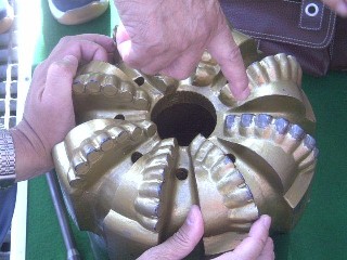 「ちきゅう」乗船見学会(第2部) 超硬合金を埋め込んだドリル 高さ約110メートルのデリック (やぐら)は長さ10、000メートルのパイプを吊りさげて 上動画のように回転させることが出来る。 超硬合金を埋め込んだドリル先端部分。