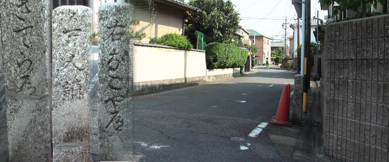 市道桜本町交差点南東へ約１５０ｍ角。 石道標