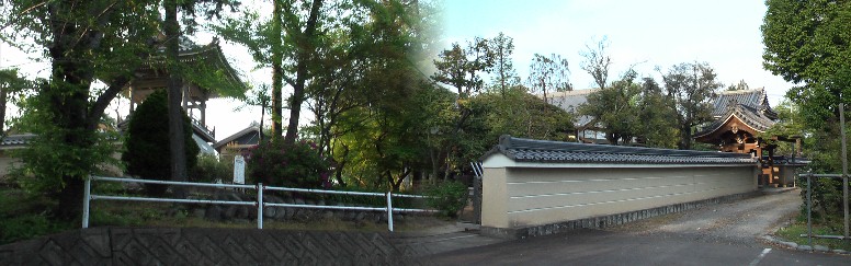 洞興寺と鐘楼。