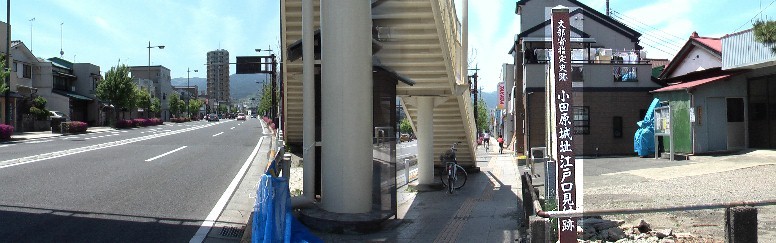 江戸口見付跡（街道北側）と東海道。