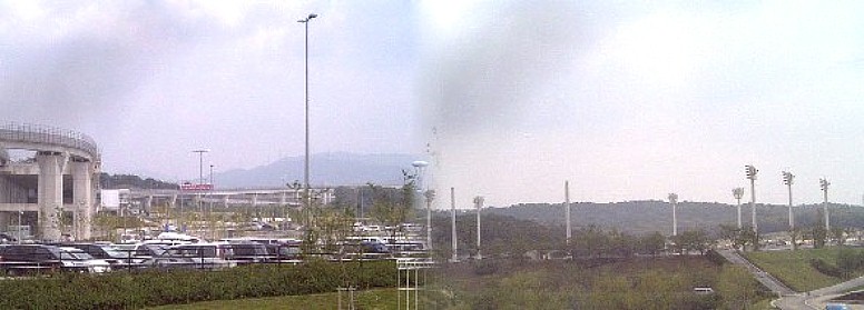 左はJR東海超電導リニア館跡付近から北ゲート方面を見る。右はグローバルコモン3(ヨーロッパ)の跡地付近