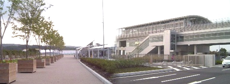 左は駅正面(北ゲート付近)から南方面を見る。右は北ゲート前広場付近から見る愛・地球博記念公園駅 写真はすべて18年8月26日撮影したものです。