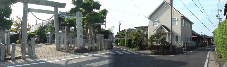 右は追分で左は稲置街道・犬山へ。右は善師野から伏見宿へ。 街道追分・教会 左：御日塚神社、追分から左へ約１００ｍ。