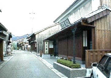 街道の建物に合わせて作られた百五銀行関支店