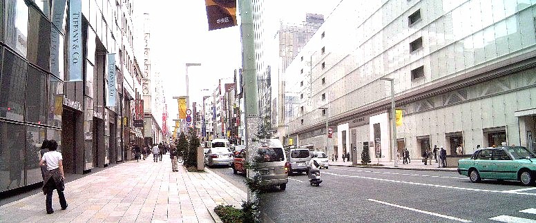 世界一流のブランド品店が軒を並べる銀座３～４丁目界隈。