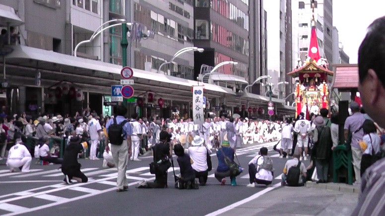 2011年以来8年ぶり、老骨（91歳）を励まして2019.7.17日この写真を撮りたくて京都まで やって参りました。 四条烏丸駅へ着いたのが丁度9時、撮影場所を誤りスタートから撮影出来なくて 残念でした。 巡行のスタート地点で山鉾の前で神事