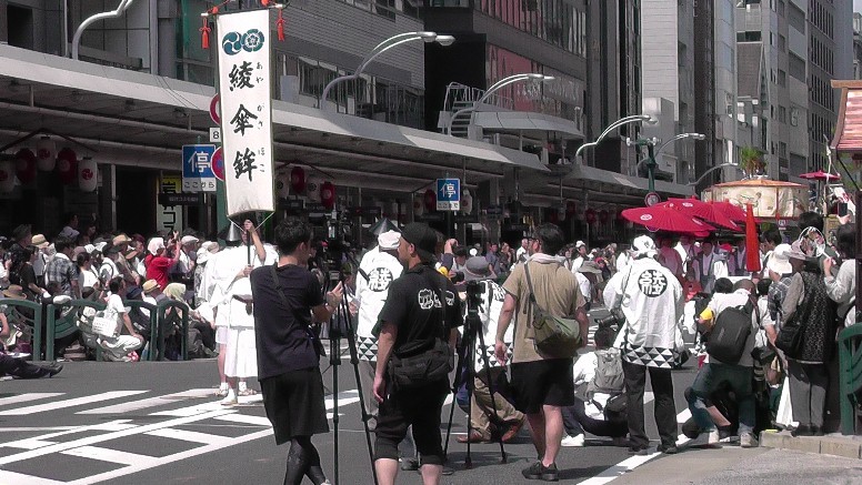 2011年以来8年ぶり、老骨（91歳）を励まして2019.7.17日この写真を撮りたくて京都まで やって参りました。 四条烏丸駅へ着いたのが丁度9時、撮影場所を誤りスタートから撮影出来なくて 残念でした。 巡行のスタート地点で山鉾の前で神事