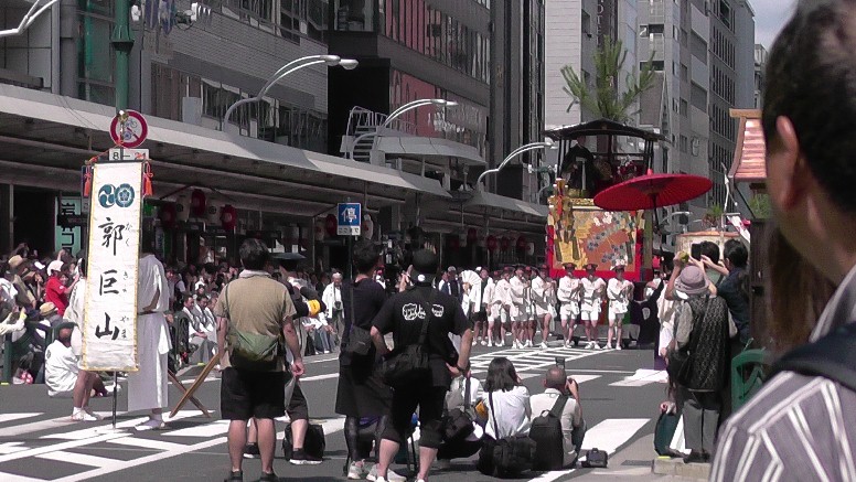 2011年以来8年ぶり、老骨（91歳）を励まして2019.7.17日この写真を撮りたくて京都まで やって参りました。 四条烏丸駅へ着いたのが丁度9時、撮影場所を誤りスタートから撮影出来なくて 残念でした。 巡行のスタート地点で山鉾の前で神事