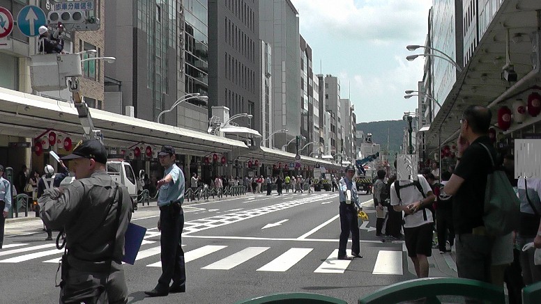 2011年以来8年ぶり、老骨（91歳）を励まして2019.7.17日この写真を撮りたくて京都まで やって参りました。 四条烏丸駅へ着いたのが丁度9時、撮影場所を誤りスタートから撮影出来なくて 残念でした。 巡行のスタート地点で山鉾の前で神事