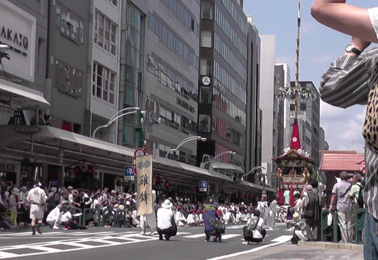 2011年以来8年ぶり、老骨（91歳）を励まして2019.7.17日この写真を撮りたくて京都まで やって参りました。 四条烏丸駅へ着いたのが丁度9時、撮影場所を誤りスタートから撮影出来なくて 残念でした。 巡行のスタート地点で山鉾の前で神事