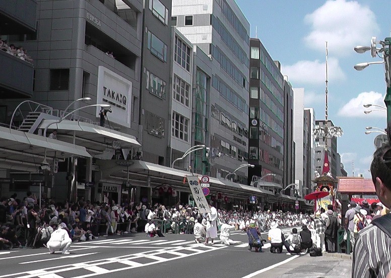 2011年以来8年ぶり、老骨（91歳）を励まして2019.7.17日この写真を撮りたくて京都まで やって参りました。 四条烏丸駅へ着いたのが丁度9時、撮影場所を誤りスタートから撮影出来なくて 残念でした。 巡行のスタート地点で山鉾の前で神事