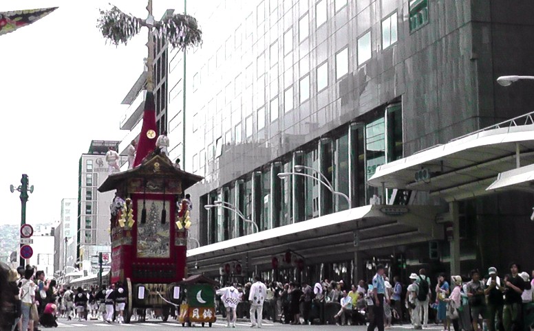 2011年以来8年ぶり、老骨（91歳）を励まして2019.7.17日この写真を撮りたくて京都まで やって参りました。 四条烏丸駅へ着いたのが丁度9時、撮影場所を誤りスタートから撮影出来なくて 残念でした。 巡行のスタート地点で山鉾の前で神事