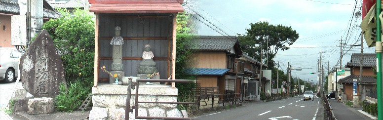 願証寺へ御坊道道標と付近の街道。 御坊道道標。