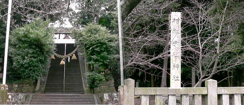 三ヶ根駅西口前鎮座の御祖神社。