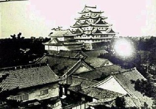 この写真（城内資料展示館より）が消失前の天守閣と 本丸御殿でその壮麗さが 忍ばれます。