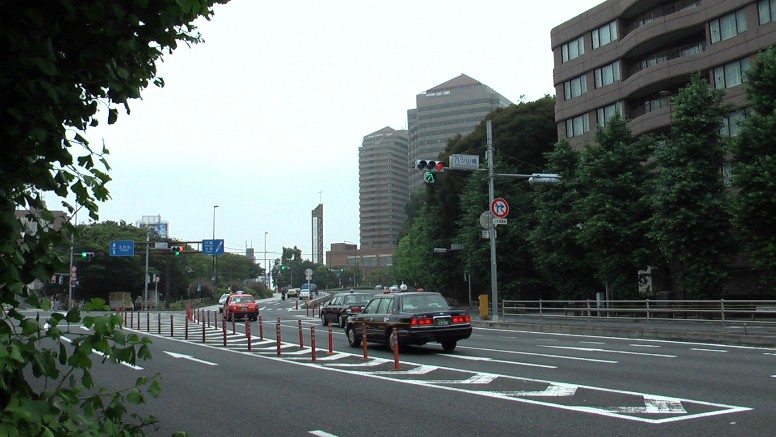広重画検証：この近くから品川宿を描いたと言われる。八ツ山橋付近から御殿山を見る。