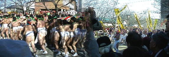 本番は神男に触れて厄落としができる勇壮かつ壮絶なぶつかり合いで 集団に水をぶっかけ、一瞬湯気の立ちあがる程の熱気で、近寄ることができず 撮影できませんでした。