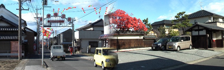 今来た道を戻り駅北を横切り商店街を西へ行く。写真は商店街の街並み。