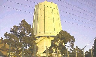 駅から北へ１．４キロ明徳公園西にある名古屋市猪高配水塔です。 年一回春分の日に公開されます。