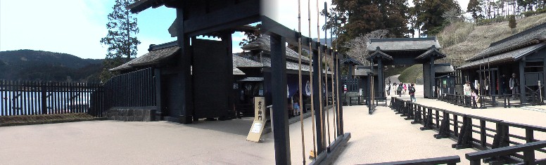 箱根関所、京口御門(左)と内部の風景。