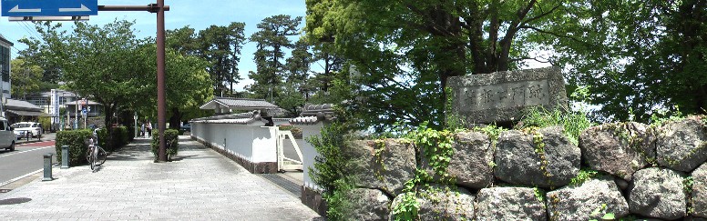 小田原城箱根口門跡。今日は箱根登山鉄道風祭駅まで乗り風祭一里塚跡からスタート、 小田原一里塚まで東へ約４キロほぼ宿場通りを旅し、ここ小田原城箱根口門跡から城内へ、 レンタサイクルで行程外の市内観光を目指す。
